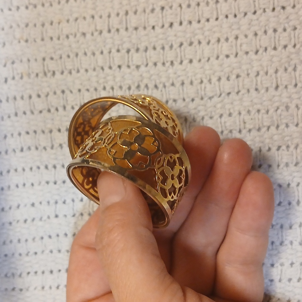 Elegant Gold CUT-OUT Hoop Earrings - Picture 11 of 11